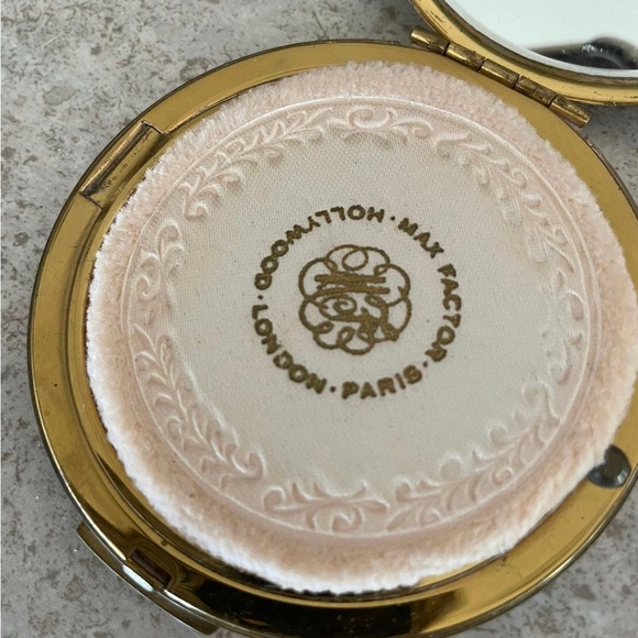 Ladies Vintage Max Factor Compact
Charles of the Ritz - Picture 3 of 3